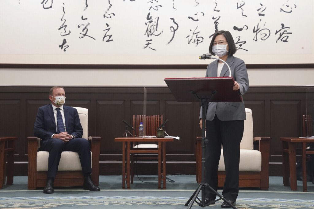 Presiden Taiwan Tsai Ing-wen memberi sambutan dalam rangka kedatangan mantan Perdana Menteri Australia Tony Abbott di Taipei, Kamis (7/10/2022). Kejadian ini membuat China panas. 