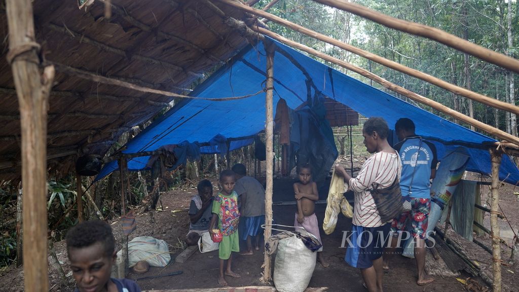 Suku Marind anim hidup di bivak di Distrik Animha, Kabupaten Merauke, Papua, Rabu (9/11/2022). Mereka membawa satu keluarga selama seminggu hidup di bivak dengan mengumpulkan ranting dan dahan yang biasa disebut leles. 
