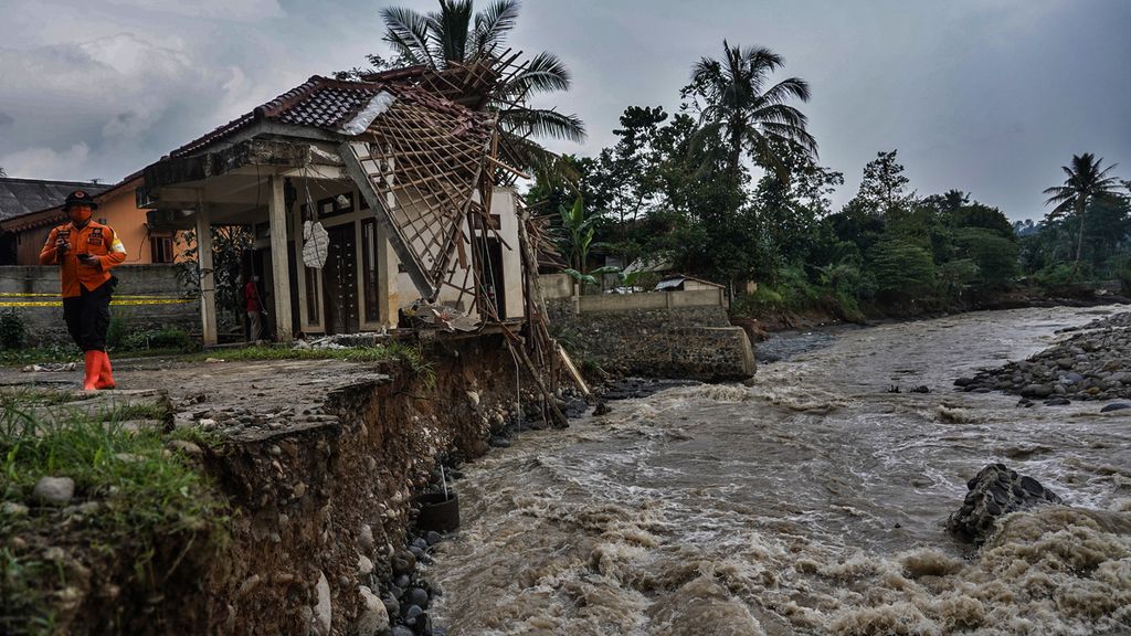Ilustrasi-Petugas Badan Penanggulangan Bencana Daerah (BPBD) Kabupaten Bogor memeriksa kondisi di Kampung Parung Sapi, Jasinga, Kabupaten Bogor, Jawa Barat, yang terdampak terjangan banjir bandang, Selasa (7/9/2021). 