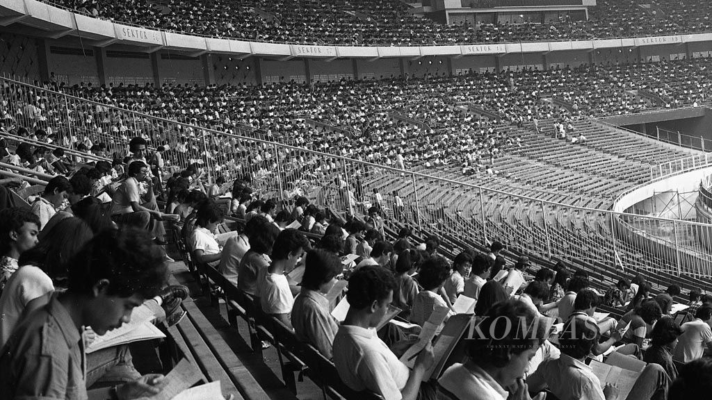 Suasana pelaksanaan Seleksi Penerimaan Mahasiswa Baru (Sipenmaru), Kamis (24/05/1984) di Stadion Utama Senayan, Jakarta. Pelaksanaan Sipenmaru di beberapa tempat berjalan kurang lancar.