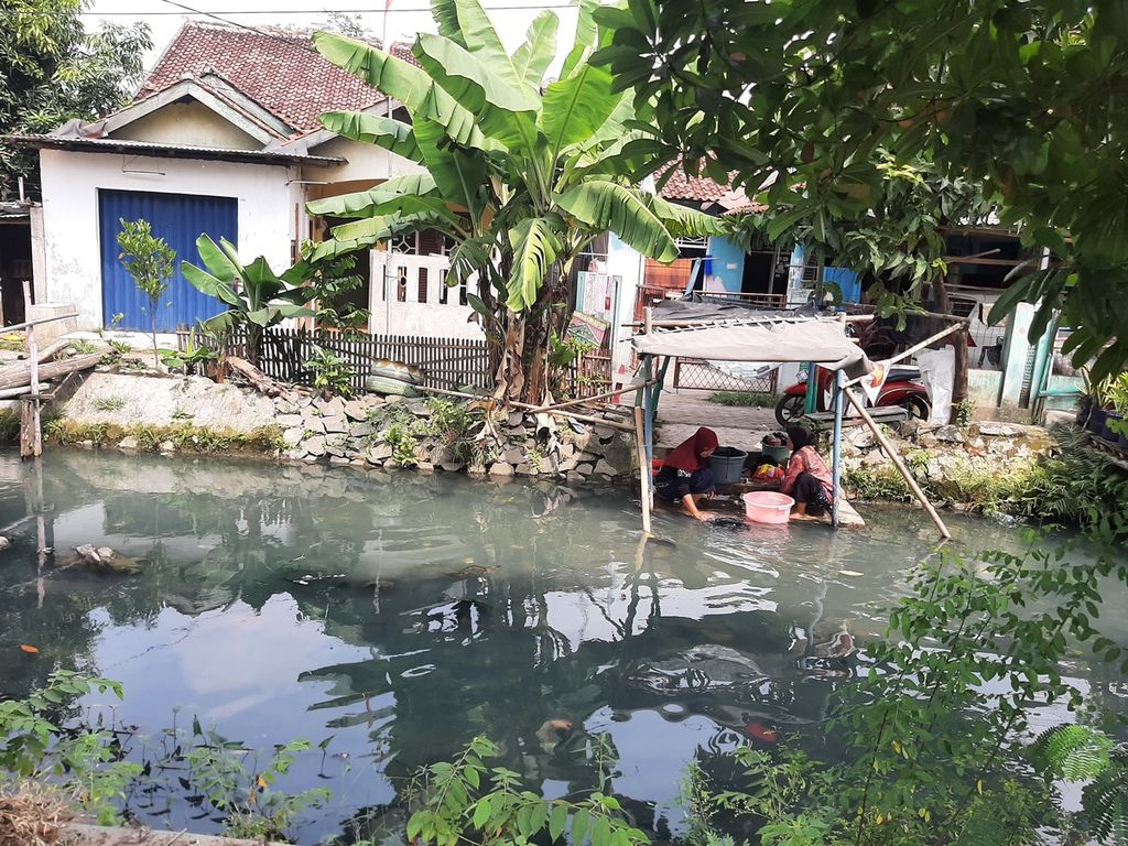 Aliran kali yang tercemar sampah di Jalan Rawa Burung, Kecamatan Kosambi, Kabupaten Tangerang, Banten, Senin (17/10/2022).