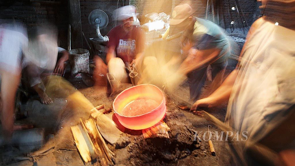 Pembuatan gamelan di sentra kerajinan gamelan Desa Wirun, Kecamatan Mojolaban, Kabupaten Sukoharjo, Jawa Tengah, Senin (5/2).