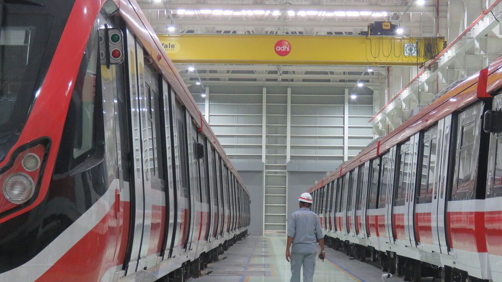 Petugas memeriksa rangkaian kereta LRT Jabodebek yang diparkir di area <i>light maintenance</i> atau kawasan pemeliharaan rutin ringan di depo LRT Jabodebek, Jatimulyo, Bekasi Timur, Jawa Barat, Selasa (17/1/2023). LRT yang melayani tiga lintas pelayanan itu akan siap beroperasi komersial pada Juli 2023.