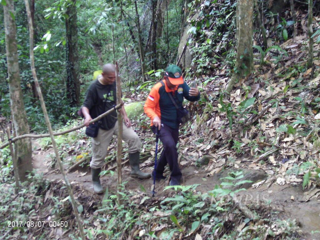 Tim ekspedisi dan eksplorasi durian unggul Kalimantan Barat saat menyusuri pohon induk tunggal di hutan daerah Kecamatan Singkawang Timur, Kota Singkawang, Kalimantan Barat, Minggu (25/9/2022).