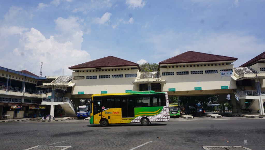 The atmosphere of the Giwangan bus terminal, Yogyakarta, Saturday (9/5/2020). There are only buses within the city and within the province that are active that day.