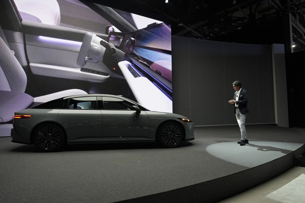 Presiden dan COO Sony Honda Mobility Izumi Kawanishi memperlihatkan Afeela, kendaraan listrik hasil kolaborasi mereka di CES 2024, Las Vegas, Amerika Serikat, 10 Januari 2024. Ini prototipe kendaraan listrik ketiga mereka setelah mereka mengenalkan Vision S-01 pada 2020 dan S-02 pada 2022. 