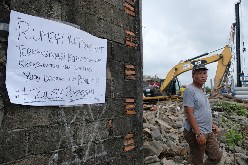 Sejumlah warga menolak pembebasan lahan di RW 011 Semper Timur, Jakarta Utara, Selasa (8/11/2022). Pembebasan lahan tersebut dilakukan untuk percepatan pembangunan Jalan Tol Cibitung-Cilincing oleh PT Cibitung Tanjung Priok Port Tollways (CTP Tollways). Sekitar 70 rumah dari 5 RT terkena pembebasan lahan. 
