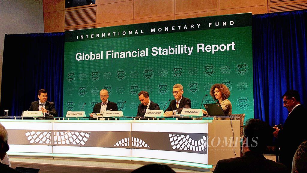 Sejumlah pejabat Dana Moneter Internasional (IMF) tengah bersiap memberikan keterangan pers tentang Laporan Stabilitas Keuangan Global di Washington DC, Amerika Serikat, Rabu (11/10). Penyampaian keterangan dipimpin oleh Penasihat Keuangan IMF Tobias Adrian (tengah).