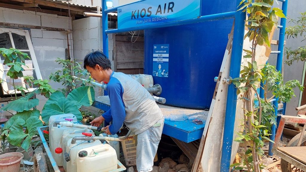 Kios air bersih yang melayani warga di sekitar Blok Empang, Muara Angke, Rabu (08/11/2023). Lebih dari 10.000 liter air bersih disediakan untuk warga yang akan membeli. Saat musim panas, mobil tangki yang datang ke lokasi untuk mengisi pasokan bisa sampai 3 tangki totalnya.
