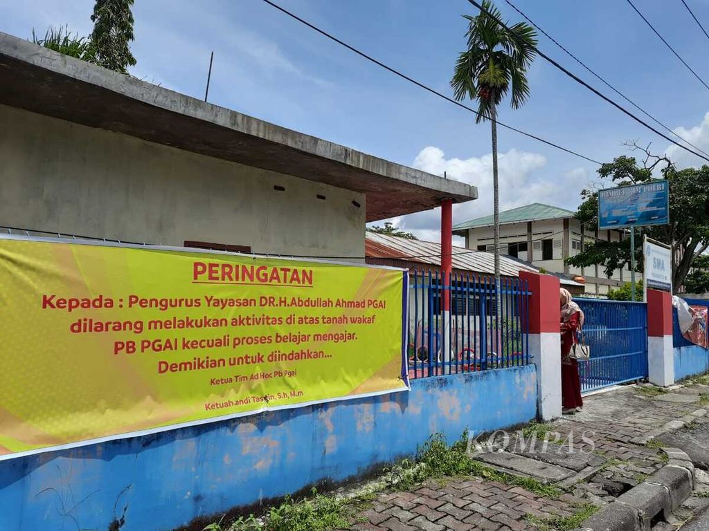 Seorang perempuan memasuki kawasan SMA Yayasan Dr H Abdullah Ahmad Pendidikan Guru Agama Islam (PGAI) Padang, Sumbar, Jumat (4/11/2022).