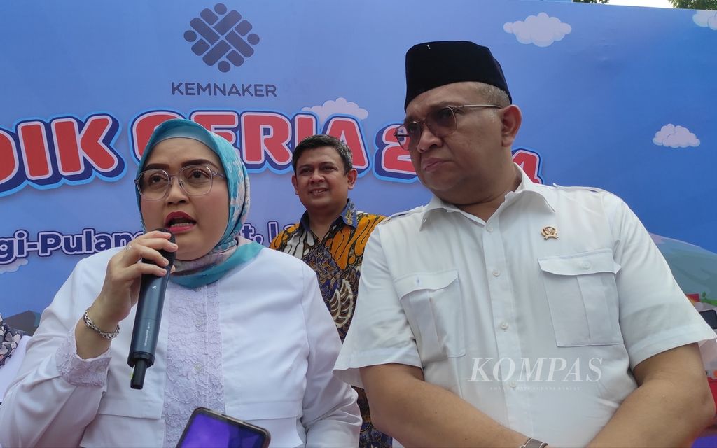 (Depan, dari kiri ke kanan)  Direktur Jenderal Pembinaan Hubungan Industrial dan Jaminan Sosial Kementerian Ketenagakerjaan Indah Anggoro Putri dan Wakil Menteri Ketenagakerjaan Afriansyah Noor melepas mudik gratis pekerja yang diinisiasi kementerian bekerja sama dengan sejumlah perusahaan, Kamis (4/4/2024), di Gedung Vokasi, Jakarta. 