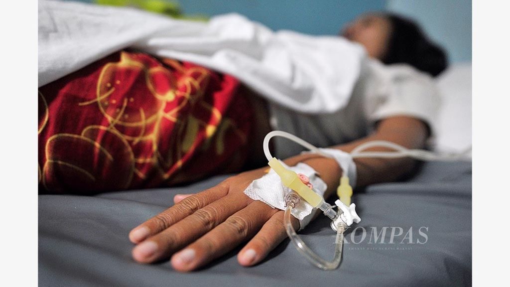 One of the dengue fever patients underwent treatment at the Cengkareng Regional General Hospital (RSUD), West Jakarta, Wednesday (3/2).