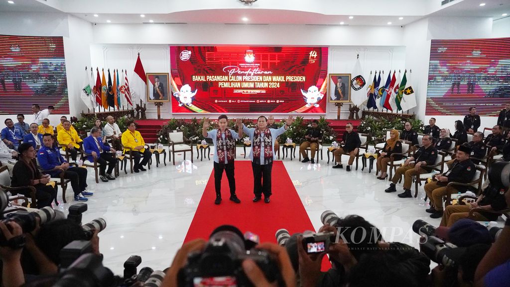 Pasangan bakal calon presiden dan bakal calon wakil presiden Prabowo Subianto dan Gibran Rakabuming Raka berfoto di Ruang Sidang Utama KPU, Jakarta, untuk melakukan pendaftaran Pemilihan Presiden 2024, Rabu (25/10/2023). Pasangan Prabowo-Gibran menjadi pasangan terakhir yang mendaftar. 