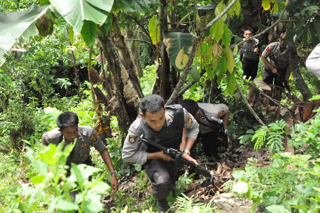 Hingga Minggu (29/5/2011), polisi masih terus melakukan penyisiran mencari kelompok teroris di wilayah hutan di Kecamatan Poso Pesisir Selatan, Kabupaten Poso. 