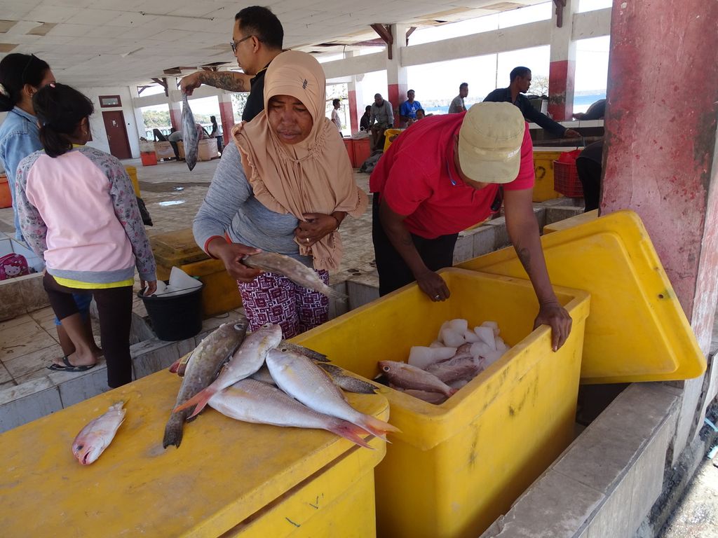 Pedagang sedang menjual ikan kakap dan kerapu di Tempat Pelelangan Ikan Bolok, Kupang, Senin (30/11/2020). 