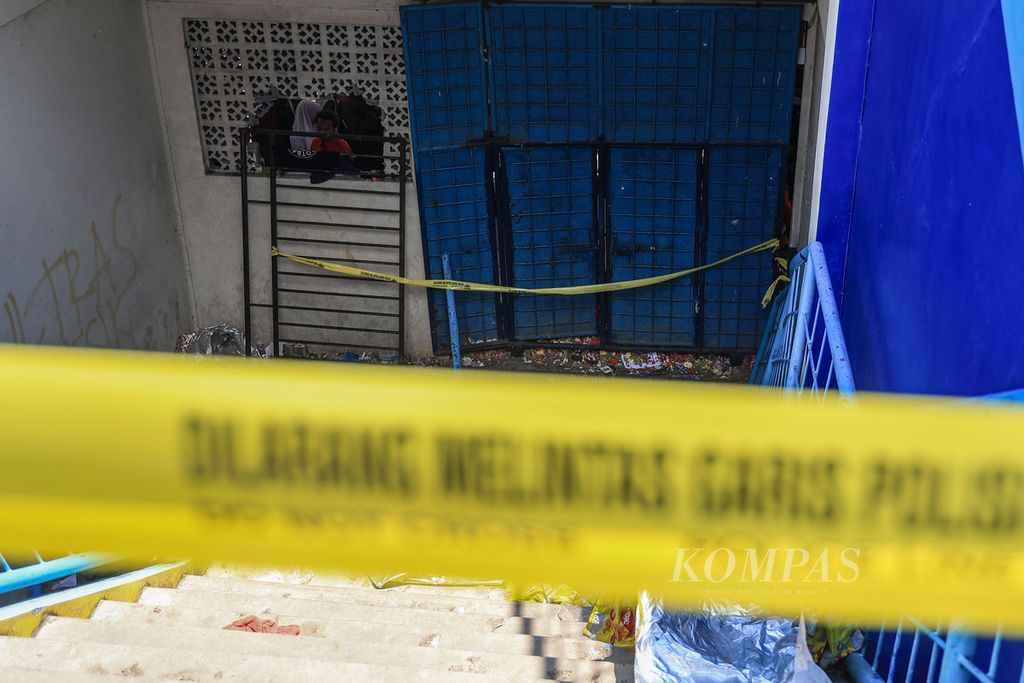 Garis polisi masih terpasang di pintu yang menjadi saksi bisu tragedi Kanjuruhan yang menewaskan 131 orang usai laga Arema FC melawan Persebaya di Stadion Kanjuruhan, Kepanjen, Malang, Selasa (4/10/2022). 