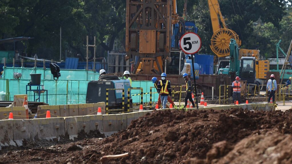Pekerja menyelesaikan proyek pembangunan MRT Fase 2 di Kawasan Monas, Jakarta, Senin (31/5/2021). 