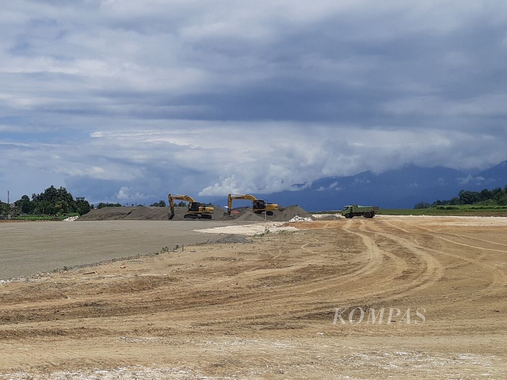 Tampak pelaksanaan proyek perpanjangan landasan pacu Bandara Rendani di Kabupaten Manokwari, Papua Barat, Jumat (29/9/2023). Landasan pacu Bandara Rendani akan diperpanjang dari 2.000 meter menjadi 2.300 meter.