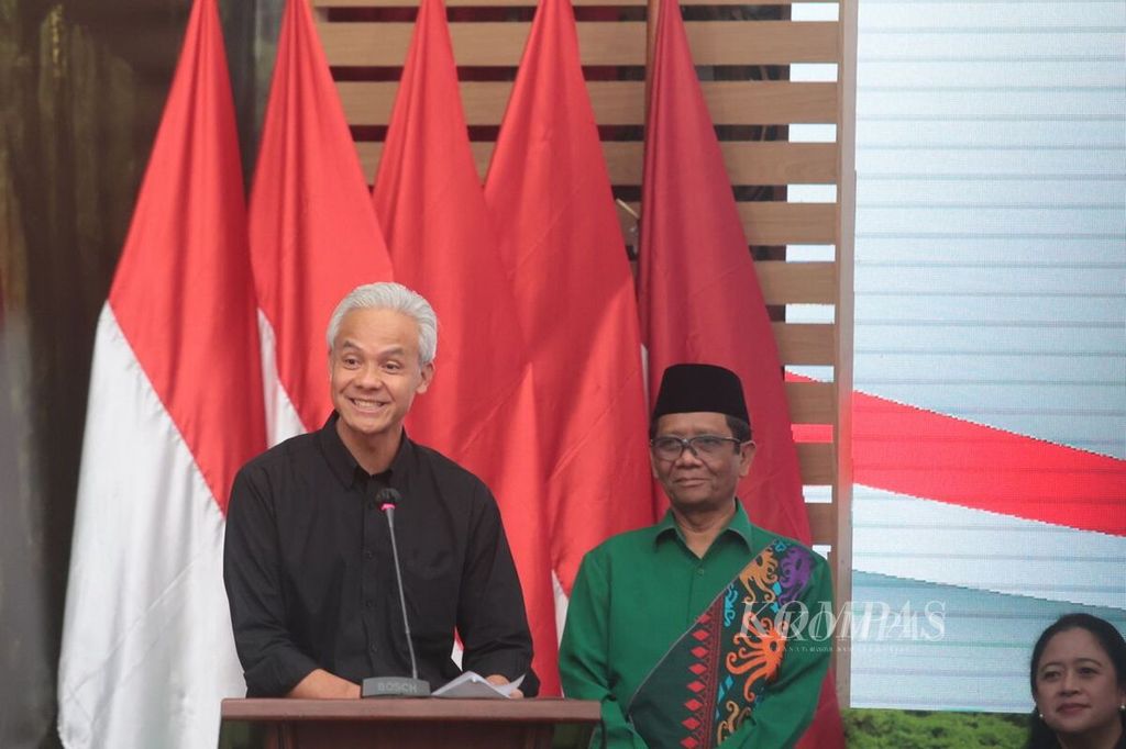 Pasangan bakal calon presiden-calon wakil presiden Ganjar Pranowo (kiri) dan Mahfud MD memberikan sambutan usai pengumuman Mahfud sebagai bakal calon wakil presiden, di Kantor DPP PDI Perjuangan, Jakarta, Rabu (18/10/2023). 