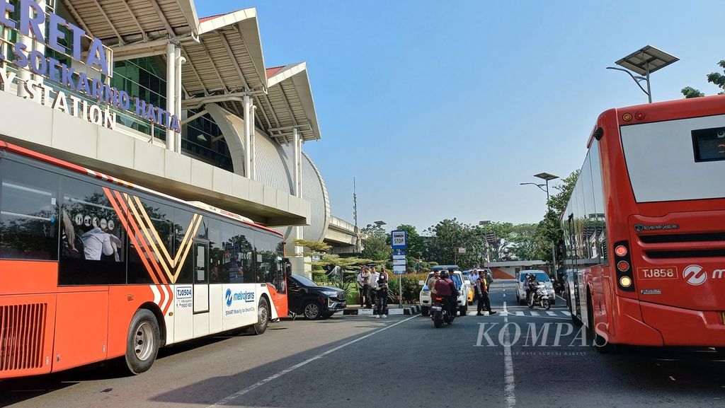 Peluncuran bus ke Bandara Soekarno-Hatta dari Terminal Kalideres menandai dimulainya masa uji coba layanan rute SH1 yang akan berlangsung dua minggu. 