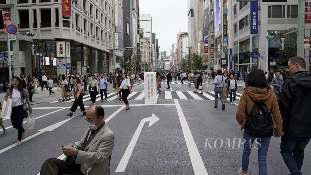 Suasana Jalan Ginza, Tokyo, Jepang, Sabtu (26/10/2019). Kawasan Ginza yang nyaman adalah sebuah nama distrik yang berada di Chuo-ku, Tokyo. Daerah ini populer sebagai tempat perbelanjaan berkelas dan kawasan komersial kelas atas.
