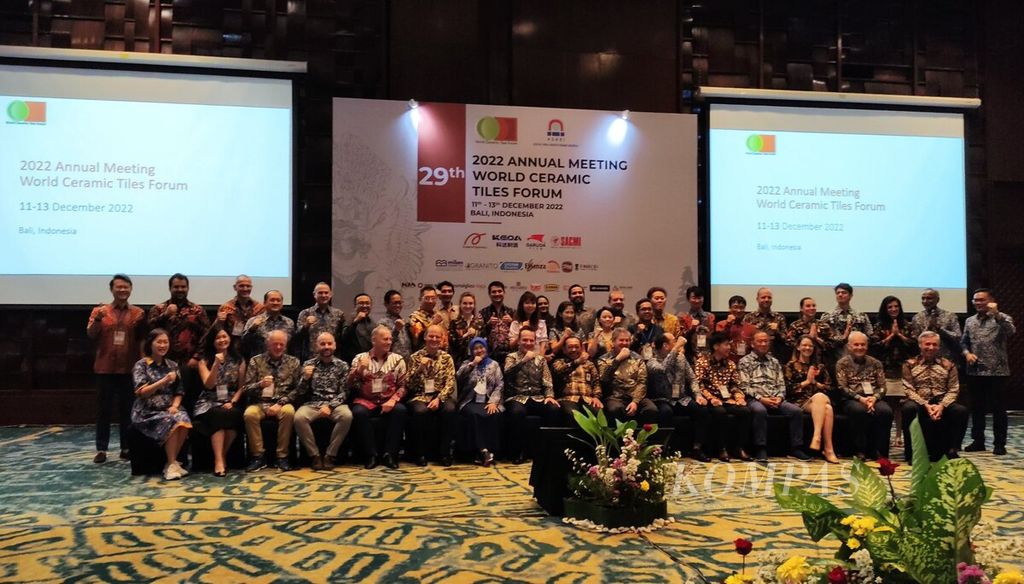 Indonesia menjadi tuan rumah pertemuan ke-29 World Ceramic Tiles Forum (WCTF). Suasana saat peserta berfoto bersama seusai acara pembukaan World Ceramic Tiles Forum (WCTF) 2022 di Nusa Dua, Badung, Senin (12/12/2022).