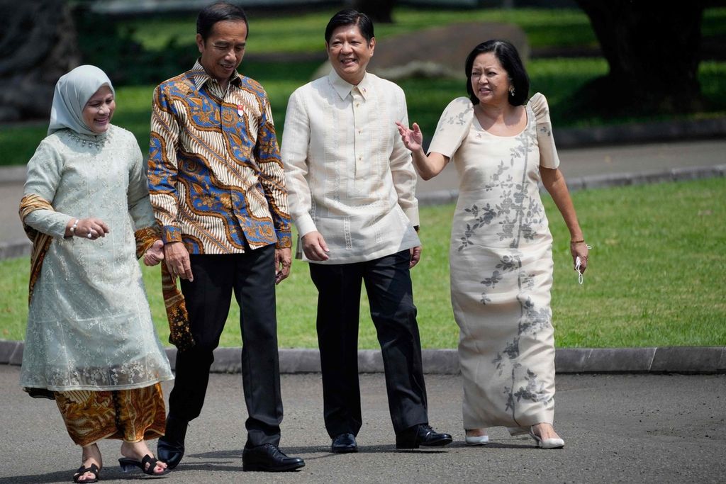 Presiden Joko Widodo dan Ibu Negara Iriana berjalan bersama Presiden Filipina Ferdinand Marcos Jr dan Ibu Negara Filipina Louise Araneta Marcos seusai upacara penanaman pohon di Istana Kepresidenan di Bogor, Jawa Barat, Senin (5/9/2022). 
