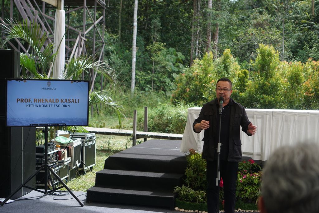 Ketua Komite Environment, Social, and Governance (ESG) Otorita IKN Rhenald Kasali memberi keterangan saat peluncuran Komite ESG Otorita IKN di Bukit Bangkirai, Kutai Kartanegara, Kalimantan Timur, Rabu (20/9/2023).