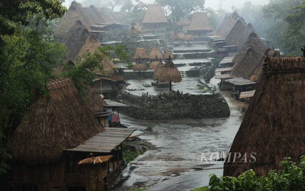 Hujan mengguyur Kampung Adat Bena, Kabupaten Ngada, Pulau Flores, Nusa Tenggara Timur, Jumat (24/6/2022).