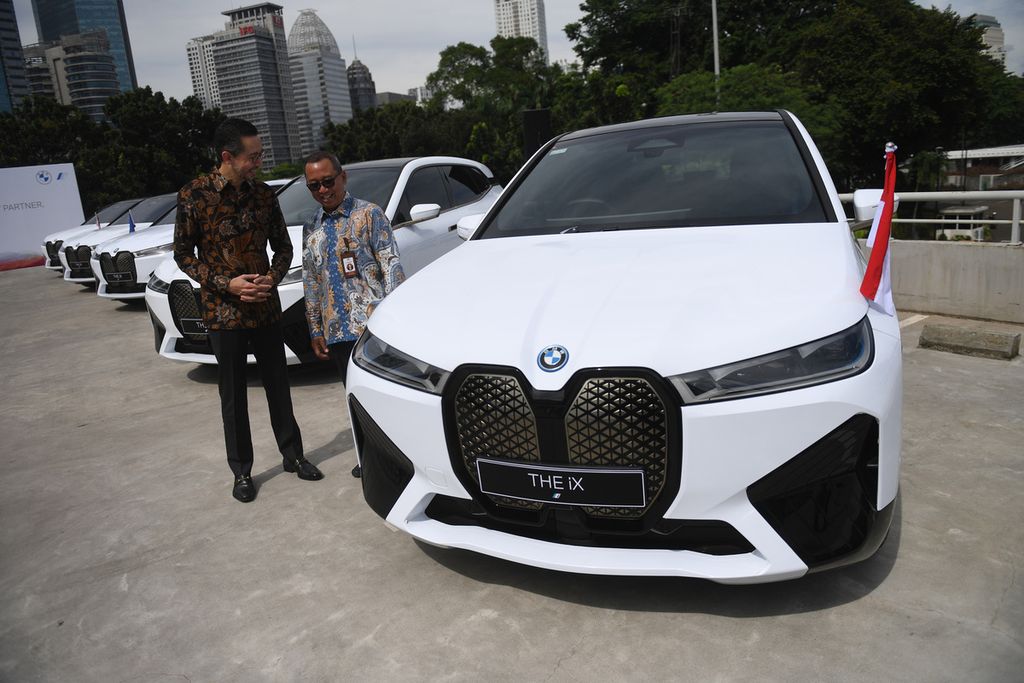 Secretary of the Ministry of State Secretariat Setya Utama (right) talks with President Director of BMW Group Indonesia Ramesh Divyanathan  after the handover ceremony for the official BMW iX ASEAN Summit car in Jakarta, Thursday (13/4/2023). BMW handed over 13 BMW iX premium electric vehicles for use by heads of government at the 42nd ASEAN Summit in Labuan Bajo, NTT, 9-11 May 2023.