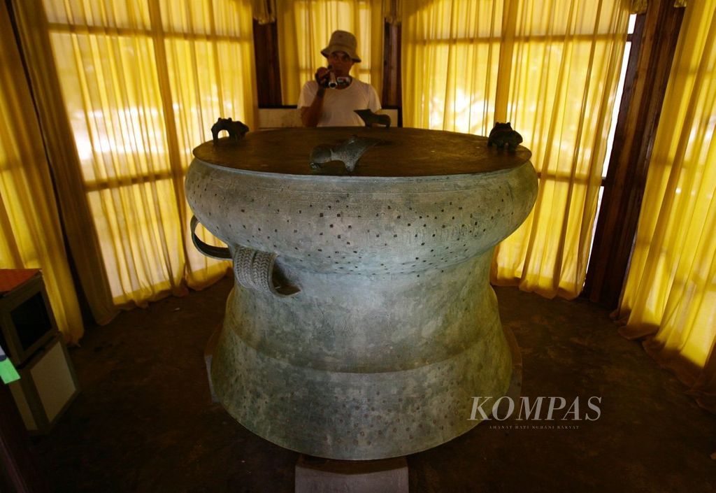 Nekara perunggu yang ditemukan tahun 1686 oleh petani penggarap di Kerajaan Sabura disimpan di sebuah tempat di Kelurahan Bontobangun, Kecamatan Bontoharu, Kabupaten Selayar, Sulawesi Selatan, Selasa (17/11). 