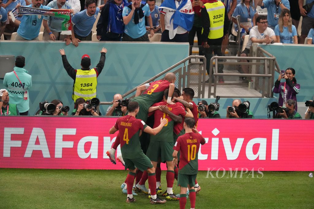 Para pemain Portugal merayakan gol yang dicetak Bruno Fernandes saat melawan Uruguay di penyisihan Grup H Piala Dunia 2022 di Stadion Lusail, Qatar, Selasa (29/11/2022) dini hari WIB. Portugal menang 2-0. 