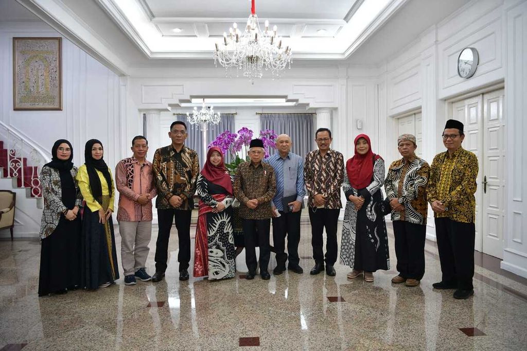 Wakil Presiden Ma’ruf Amin menerima jajaran pengurus Masyarakat Ekonomi Syariah (MES) Daerah Istimewa Yogyakarta di kediaman resmi Wapres, Jalan Diponegoro Nomor 2, Jakarta, Senin (5/9/2022).