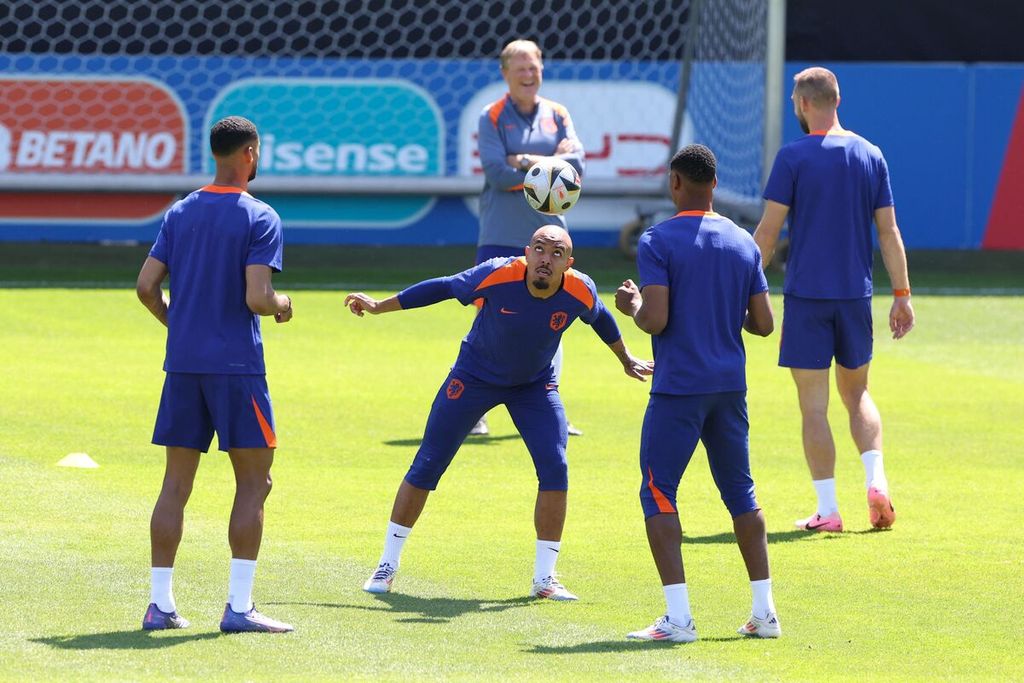 Pemain Belanda mengikuti sesi latihan di markas tim di Wolfsburg, Jerman, Selasa (9/7/2024). Belanda akan menghadapi Inggris dalam semifinal Piala Eropa 2024, Kamis (11/7/2024) dini hari WIB.