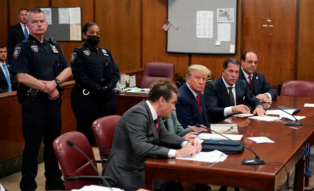 Mantan Presiden AS, Donald Trump didampingi tim pengacaranya hadir dalam sidang di Pengadilan Manhattan, Kota New York pada Selasa (4/4/2023).