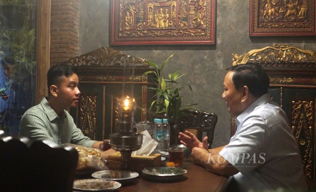 Ketua Umum Partai Gerindra Prabowo Subianto berbincang-bincang dengan Wali Kota Surakarta Gibran Rakabuming Raka di Angkringan Omah Semar, Kota Surakarta, Jawa Tengah, Sabtu (20/5/2023). Dalam kesempatan itu, Prabowo mendapat dukungan dari kelompok sukarelawan pendukung Gibran dan Jokowi. 