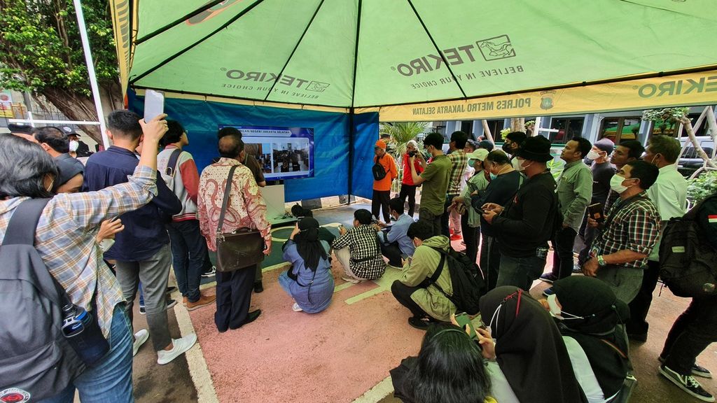 Sejumlah pengunjung menyaksikan jalannya sidang pembacaan dakwaan terhadap Ferdy Sambo melalui televisi yang disediakan di halaman parkir mobil Pengadilan Negeri Jakarta Selatan pada Senin (17/10/2022).