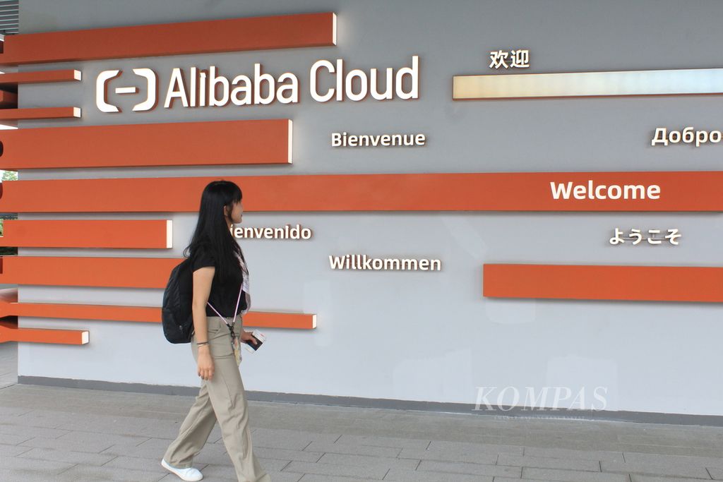 Sejumlah ucapan selamat datang dalam beberapa bahasa terpampang di Kampus Alibaba Cloud di Hangzhou, Provinsi Zhejiang, China, 26 September 2023. Perusahaan Alibaba Cloud menyediakan layanan komputasi awan. 
