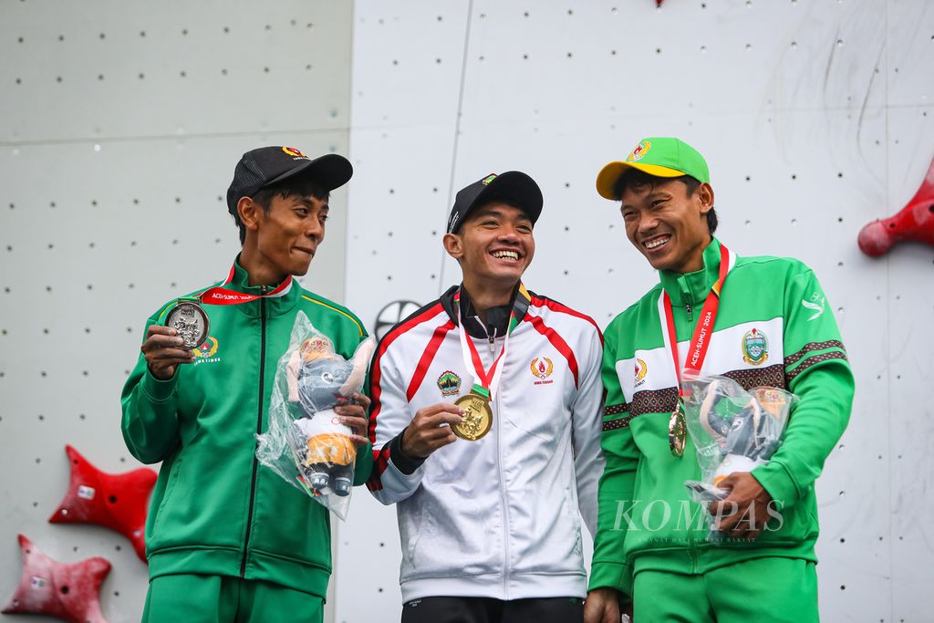 Atlet panjat tebing Jawa Timur, Moch Rizky Samudra Dewantara; atlet panjat tebing Jawa Tengah, Kiromal Katibin; dan atlet panjat tebing Sumatera Utara, Rian Gordon Sitorus; berfoto bersama setelah meraih medali pada cabang panjat tebing speed perseorangan PON Aceh-Sumut 2024 di Kompleks Stadion Harapan Bangsa, Banda Aceh, Aceh, Rabu (11/9/2024). 