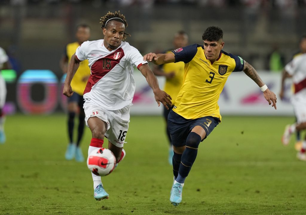 Pemain Peru, Andre Carrillo (kiri), berebut bola dengan pemain Ekuador, Piero Hincapie, dalam pertandingan kualifikasi Piala Dunia Qatar zona Amerika Selatan, antara Ekuador dan Peru di Stadion Nasional di Lima, Peru, Rabu (2/2/2022) WIB. Pertandingan berakhir dengan skor 1-1.