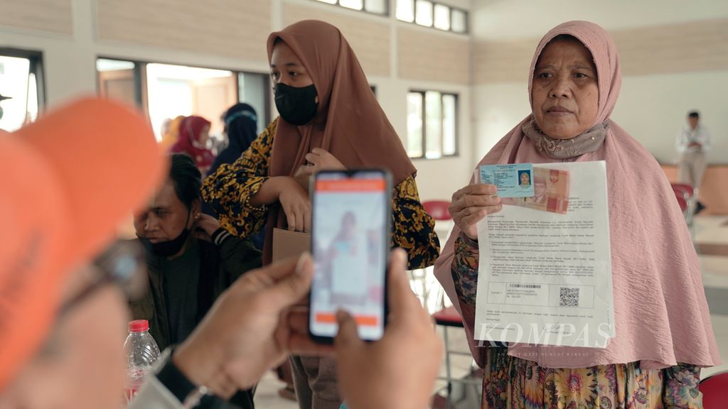 Warga menunjukkan bukti penerimaan dana Bantuan Langsung Tunai Bahan Bakar Minyak (BLT BBM) sebesar Rp 300.000 di Gedung SKKT Pondok Kelapa, Duren Sawit, Jakarta Timur, Kamis (22/9/2022). 