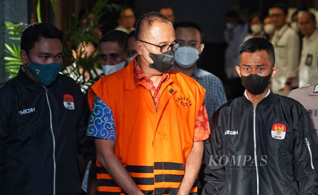 Tersangka Rafael Alun Trisambodo digiring petugas KPK menuju mobil tahanan di Kantor Komisi Pemberantasan Korupsi (KPK), Jakarta, Senin (3/4/2023). 