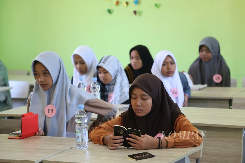 Pelajar mempersiapkan diri sebelum mengikuti lomba menghafal Al Quran dalam kegiatan Pekan Olahraga dan Seni Madrasah Tsanawiyah se-Jawa Tengah di MTs Negeri 1 Magelang, Borobudur, Magelang, Jawa Tengah, Selasa (16/5/2023). Porseni MTs tersebut diikuti 1.610 atlet dari 35 kontingan yang berasal dari daerah di Jawa Tengah. Selain sebagai ajang kompetisi, kegiatan ini untuk memberikan pelajaran tentang sportivitas dan kejujuran yang merupakan bagian dari pendidikan antikorupsi.