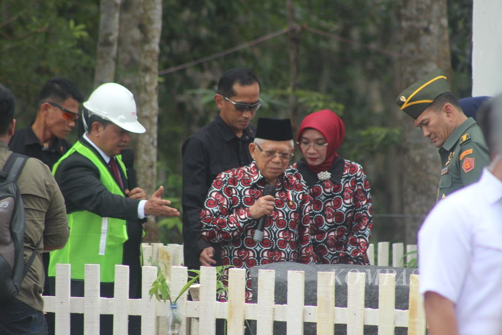 Wakil Presiden Ma'ruf Amin (berpeci) mengunjungi Kampung Cegah Stunting di Desa Rimba Balai, Kecamatan Banyuasin III, Kabupaten Banyuasin, Sumatera Selatan, Kamis (6/7/2023). Dia mengatakan peran keluarga untuk pencegahan stunting sangat krusial.