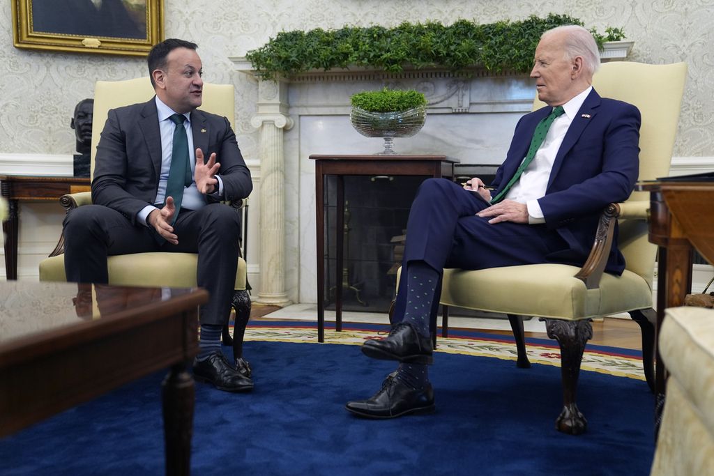 Presiden Amerika Serikat Joe Biden (kanan) berbincang dengan Perdana Menteri Irlandia Leo Varadkar di Ruang Oval, Gedung Putih, Jumat (15/3/2024). 