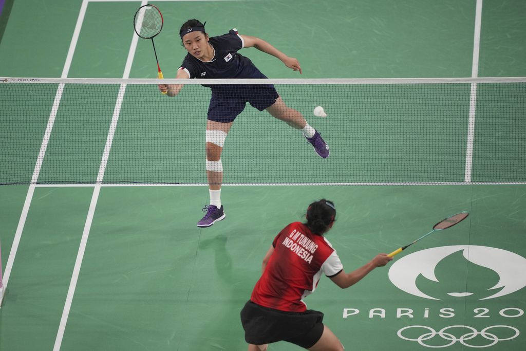 Pebulu tangkis tunggal putri Indonesia, Gregoria Mariska Tunjung (bawah), menghadapi pebulu tangkis Korea Selatan, An- Se-young, pada semifinal bulu tangkis putri Olimpiade Paris 2024 di Porte De La Chapella Arena, Paris, Perancis, Minggu (4/8/2024). 