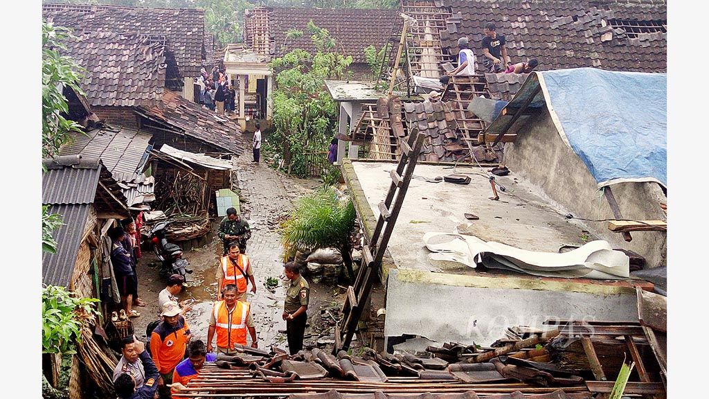 Kondisi atap rumah warga di Dusun Blandit Barat, Desa Wonorejo, Kecamatan Singosari, Kabupaten Malang, Jawa Timur, sesaat setelah diterjang angin puting beliung, Senin (20/3) siang. Lebih dari 100 rumah warga di dusun ini rusak ringan sampai sedang akibat bencana itu.