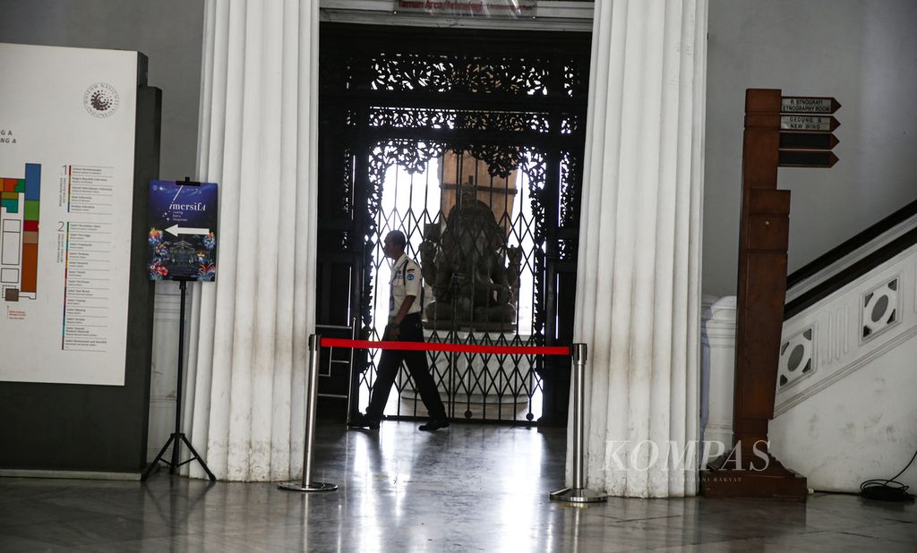 Petugas keamanan museum berjaga-jaga di akses utama Museum Nasional di Jakarta, Minggu (17/9/2023). Guna mendukung proses penyelidikan dan penanganan pasca-kebakaran, Museum Nasional Indonesia ditutup sementara sampai ada pemberitahuan lebih lanjut. 