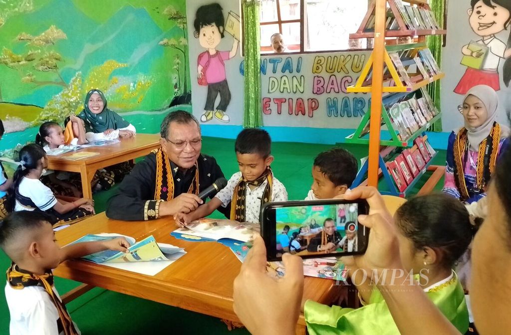 Taman Bacaan Pelangi mendukung pendirian perpustakaan sekolah ramah anak di sejumlah daerah, salah satunya di Kabupaten Nagakeo, Nusa Tenggara Timur. Pada Agustus 2023, sebanyak 19 perpustakaan sekolah ramah anak di 19 SD di Kabupaten Nagakeo diresmikan. 