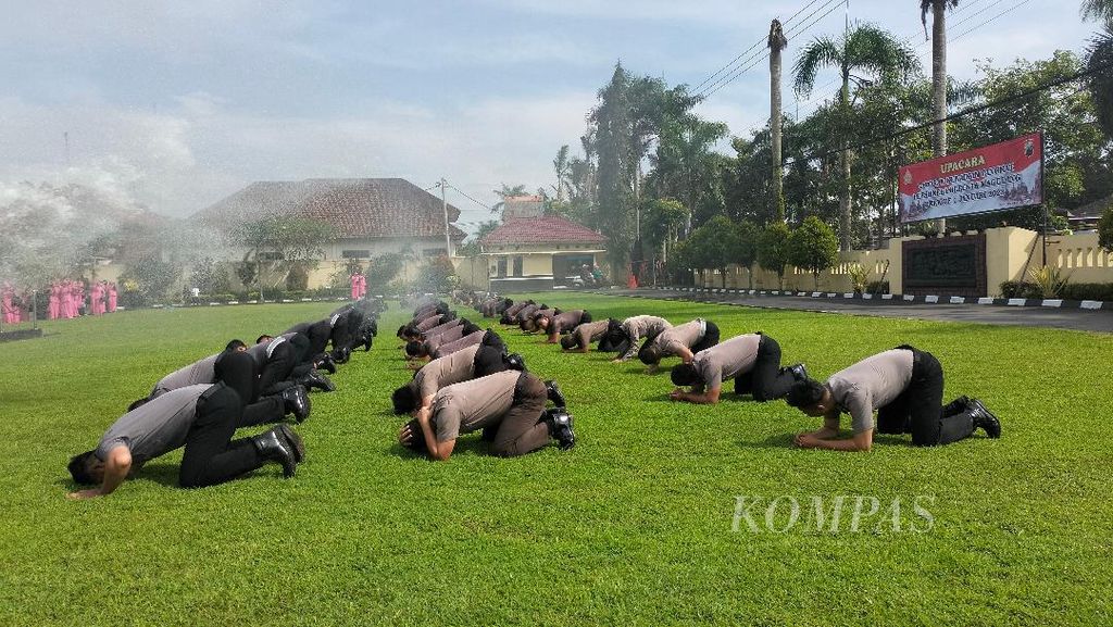 Sebanyak 60 personel polisi di Polresta Magelang, Jawa Tengah, menjalani tradisi disiram air usai menjalani upacara kenaikan pangkat, Senin (2/1/2023).